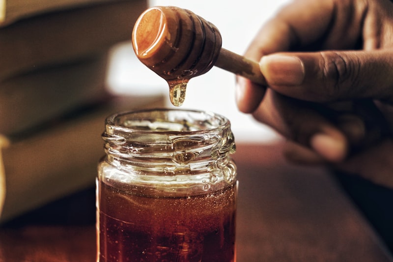Manuka Honey 512+ MGO jar with honey dipper